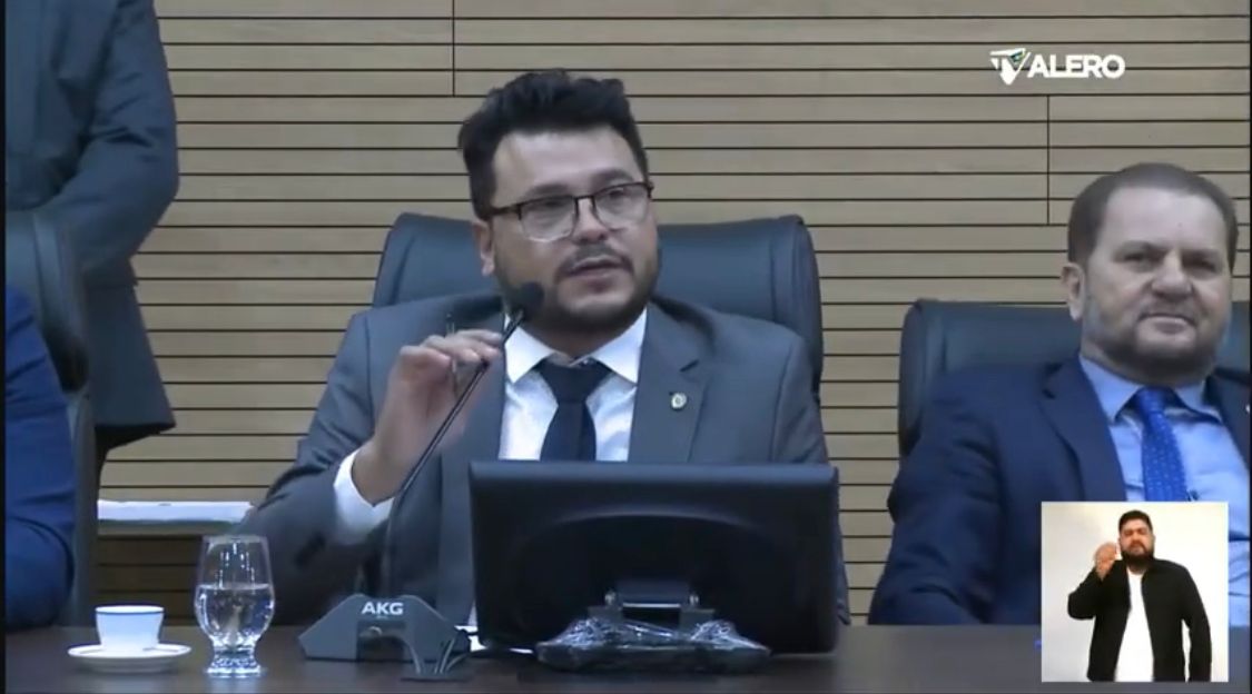 Jornalista competente dá lição em secretário avoado que partiu para cima do deputado Marcelo Cruz