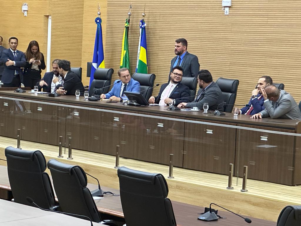 Deputados confusos transformam sessão da Assembleia em Escolinha do Professor Raimundo