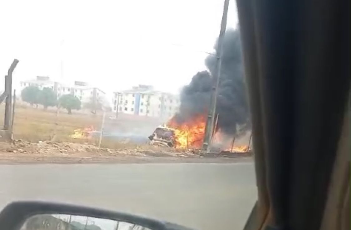 Facção atira em apoiador do candidato Marcos Combate e toca fogo no carro que transportava material de plotagem