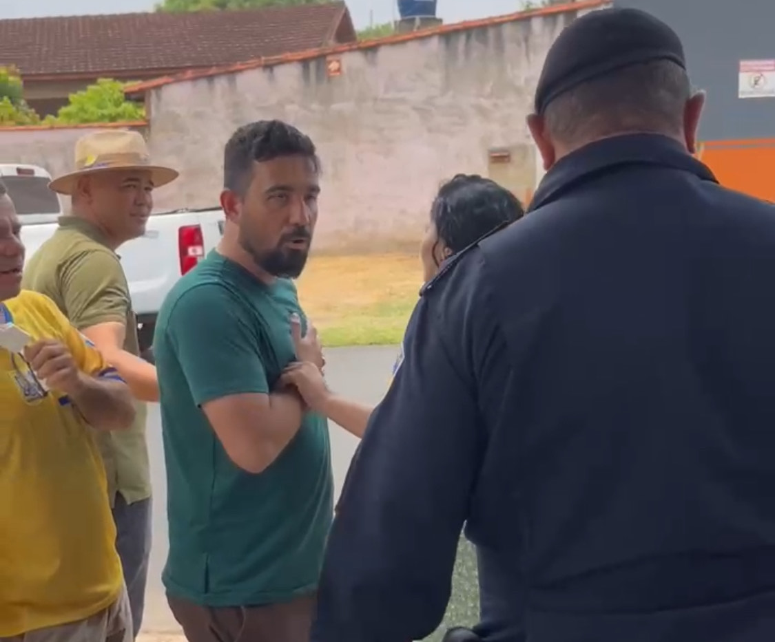 Policial militar chama delegado candidato para a porrada na porta da escola. ‘Você não é homem. Você é um covarde’